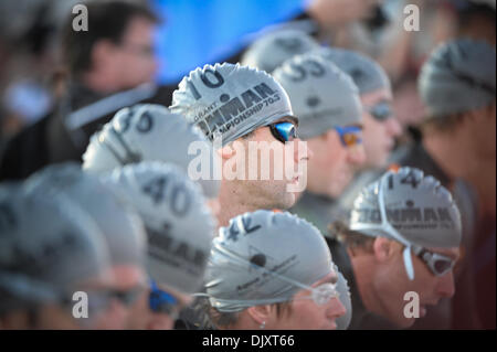 13. November 2010 vorbereiten - Clearwater Beach, Florida, Vereinigte Staaten von Amerika - Timothy Odonnell und Profisportler die Männer für den Beginn der Morgendämmerung schwimmen in 2010 Foster Grant Ironman World Championship 70.3 in Clearwater Beach, Florida. (Kredit-Bild: © Scott Kelby/Southcreek Global/ZUMApress.com) Stockfoto