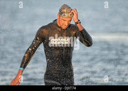 13. November 2010 - Clearwater Beach, Florida, Vereinigte Staaten von Amerika - Mens pro Konkurrent Matty Reed aus dem Wasser nach dem Baden 1,2 Meile kommt starten zum Rennen Wettbewerb während der 2010 Foster Grant Ironman World Championship 70.3 in Clearwater Beach, Florida. (Kredit-Bild: © Scott Kelby/Southcreek Global/ZUMApress.com) Stockfoto