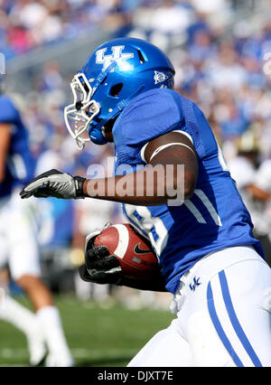 13. November 2010 - Lexington, Kentucky, Vereinigte Staaten von Amerika - Kentucky Spieler begrüßen ihre Fans während des Spaziergangs Spieler vor ihrem Spiel mit Vanderbilt vom Commonwealth Stadium. (Kredit-Bild: © Wayne Litmer/Southcreek Global/ZUMApress.com) Stockfoto