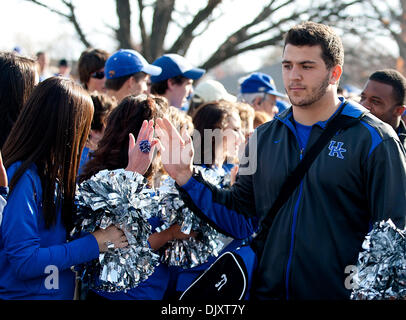 13. November 2010 - Lexington, Kentucky, Vereinigte Staaten von Amerika - Kentucky Spieler begrüßen ihre Fans während des Spaziergangs Spieler vor ihrem Spiel mit Vanderbilt vom Commonwealth Stadium. Die Wildcats ging auf um 38 bis 20 zu gewinnen. (Kredit-Bild: © Wayne Litmer/Southcreek Global/ZUMApress.com) Stockfoto