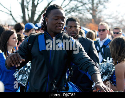 13. November 2010 - Lexington, Kentucky, Vereinigte Staaten von Amerika - Kentucky Spieler begrüßen ihre Fans während des Spaziergangs Spieler vor ihrem Spiel mit Vanderbilt vom Commonwealth Stadium. Die Wildcats ging auf um 38 bis 20 zu gewinnen. (Kredit-Bild: © Wayne Litmer/Southcreek Global/ZUMApress.com) Stockfoto