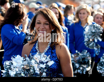 13. November 2010 - Lexington, Kentucky, Vereinigte Staaten von Amerika - A Kentucky Cheerleader stösst zum Team in die Wanderung vor ihrem Spiel mit Vanderbilt vom Commonwealth Stadium. Die Wildcats ging auf um 38 bis 20 zu gewinnen. (Kredit-Bild: © Wayne Litmer/Southcreek Global/ZUMApress.com) Stockfoto