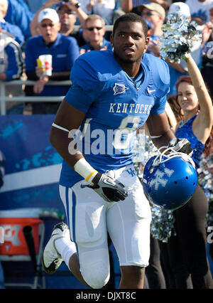 13. November 2010 wird das Publikum im Commonwealth Stadium vor dem Spiel mit Vanderbilt - Lexington, Kentucky, Vereinigte Staaten von Amerika - Kentucky Wide Receiver Chris Matthews (8) vorgestellt. Die Wildcats ging auf um 38 bis 20 zu gewinnen. (Kredit-Bild: © Wayne Litmer/Southcreek Global/ZUMApress.com) Stockfoto