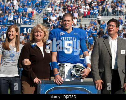 13. November 2010 - Lexington, Kentucky, Vereinigte Staaten von Amerika - Kentucky quarterback Mike Hartline (5) und Familie während Senioren Tag Zeremonien bei Commonwealth Stadium.The Wildcats ging auf um 38 bis 20 zu gewinnen. (Kredit-Bild: © Wayne Litmer/Southcreek Global/ZUMApress.com) Stockfoto