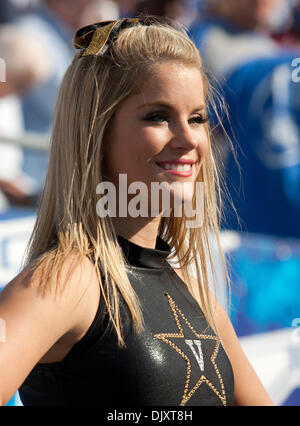 13. November 2010 - Lexington, Kentucky, Vereinigte Staaten von Amerika - A Vanderbilt Cheerleader bereitet sich vor dem Spiel mit Kentucky vom Commonwealth Stadium durchführen. Die Wildcats ging auf um 38 bis 20 zu gewinnen. (Kredit-Bild: © Wayne Litmer/Southcreek Global/ZUMApress.com) Stockfoto