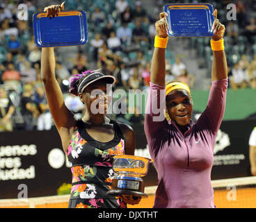 Buenos Aires, Argentinien. 30. November 2013. US-Tennisspieler Venus Williams (L) und Serena Williams stellen nach einem Schaukampf in Buenos Aires Lawn Tennis Club statt.  Bildnachweis: Xinhua/Alamy Live-Nachrichten Stockfoto