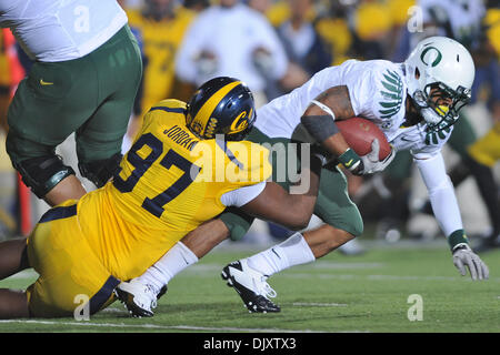 13. November 2010 - Berkeley, California, Vereinigte Staaten von Amerika - California Golden Bears defensive Tackle Cameron Jordan (97) senkt Oregon Ducks Runningback LaMichael James (21) während der NCAA Spiel zwischen die California Golden Bears und der Oregon Ducks im Memorial Stadium.  Top-Rankings Oregon schlagen Cal 15-13. (Kredit-Bild: © Matt Cohen/Southcreek Global/ZUMApress.com) Stockfoto