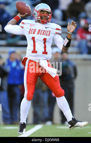 13. November 2010 - Colorado Springs, Colorado, Vereinigte Staaten von Amerika - N11The Air Force Falcons führen die New Mexico Lobos mit einem Score von 21-7 nach der ersten Hälfte des Spiels Falcon Stadium. (Kredit-Bild: © Andrew Fielding/Southcreek Global/ZUMApress.com) Stockfoto