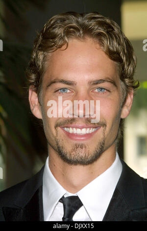 30. November 2013 starb - Datei - Paul Walker, Schauspieler vielleicht am besten bekannt für seine Rollen in den Filmen "Fast and Furious" heute in einem feurigen Autounfall. Er war 40 Jahre alt. Los Angeles County Sheriff fand ein Auto in Flammen verschlungen, wenn sie auf einen Bericht von einer Kollision in der Gemeinschaft von Valencia zwei, die Menschen, die im Auto gefunden wurden ausgesprochen wurden, tot am Tatort, Walker reagiert, dass ein Passagier im Auto eines Freundes, der Unfall ereignete sich aufgrund der Geschwindigkeit. Im Bild: 6. August 2001; Los Angeles, Kalifornien, US - Schauspieler PAUL WALKER @ der 5th Annual Hollywood Filmfestival ausgezeichnet. (Bild Kredit: Lisa O'Co Stockfoto