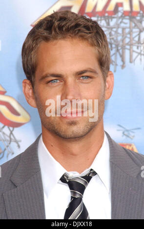 30. November 2013 starb - Datei - PAUL WALKER, Schauspieler vielleicht am besten bekannt für seine Rollen in den Filmen "Fast and Furious" heute in einem feurigen Autounfall. Er war 40 Jahre alt. Los Angeles County Sheriff fand ein Auto in Flammen verschlungen, wenn sie auf einen Bericht von einer Kollision in der Gemeinschaft von Valencia zwei, die Menschen, die im Auto gefunden wurden ausgesprochen wurden, tot am Tatort, Walker reagiert, dass ein Passagier im Auto eines Freundes, der Unfall ereignete sich aufgrund der Geschwindigkeit. Im Bild: 4. Juni 2005; Los Angeles, Kalifornien, US - Schauspieler PAUL WALKER auf der 2005 MTV Movie Awards statt im Shrine Auditorium. (Kredit Imag Stockfoto