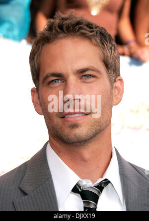 30. November 2013 starb - Datei - PAUL WALKER, Schauspieler vielleicht am besten bekannt für seine Rollen in den Filmen "Fast and Furious" heute in einem feurigen Autounfall. Er war 40 Jahre alt. Los Angeles County Sheriff fand ein Auto in Flammen verschlungen, wenn sie auf einen Bericht von einer Kollision in der Gemeinschaft von Valencia zwei, die Menschen, die im Auto gefunden wurden ausgesprochen wurden, tot am Tatort, Walker reagiert, dass ein Passagier im Auto eines Freundes, der Unfall ereignete sich aufgrund der Geschwindigkeit. Im Bild: 4. Juni 2005; Los Angeles, Kalifornien, US - Schauspieler PAUL WALKER auf der 2005 MTV Movie Awards statt im Shrine Auditorium. (Kredit Imag Stockfoto