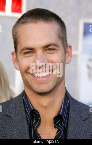 30. November 2013 starb - Datei - PAUL WALKER, Schauspieler vielleicht am besten bekannt für seine Rollen in den Filmen "Fast and Furious" heute in einem feurigen Autounfall. Er war 40 Jahre alt. Los Angeles County Sheriff fand ein Auto in Flammen verschlungen, wenn sie auf einen Bericht von einer Kollision in der Gemeinschaft von Valencia zwei, die Menschen, die im Auto gefunden wurden ausgesprochen wurden, tot am Tatort, Walker reagiert, dass ein Passagier im Auto eines Freundes, der Unfall ereignete sich aufgrund der Geschwindigkeit. Im Bild: 3. März 2006 - Hollywood, Los Angeles, USA - Paul Walker bei "Acht unten" Weltpremiere. Stockfoto