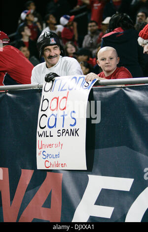 13. November 2010 - Tucson, AZ, USA - Wildcat-Fan zeigt seine Unterstützung für die Heimmannschaft. USC 24 - Arizona 21 (Kredit-Bild: © Dean Henthorn/Southcreek Global/ZUMApress.com) Stockfoto