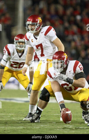 13. November 2010 - Tucson, AZ, USA - QB Matt Barkley nennt ein akustisches an der Line Of Scrimmage. USC 24 - Arizona 21 (Kredit-Bild: © Dean Henthorn/Southcreek Global/ZUMApress.com) Stockfoto