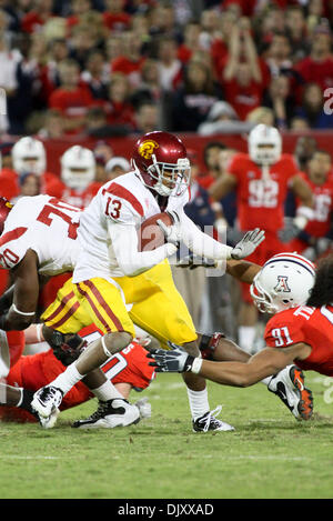 13. November 2010 - Tucson, AZ, USA - WR Robert Woods vermeidet das Gerät nach einem Fang. -USC 24 - Arizona 21 (Kredit-Bild: © Dean Henthorn/Southcreek Global/ZUMApress.com) Stockfoto