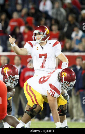 13. November 2010 - Tucson, AZ, USA - Matt Barkley (7) nennt ein akustisches an der Line Of Scrimmage. USC gegen Arizona 24-21. (Kredit-Bild: © Dean Henthorn/Southcreek Global/ZUMApress.com) Stockfoto