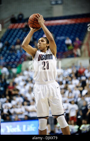 14. November 2010 - Storrs, Connecticut, Vereinigte Staaten von Amerika - Connecticut F Maya Moore (23) nimmt eine kurze Sprungwurf. Am Ende der regulären Niederlagen Connecticut Heilig Kreuz 117 - 37 am Gampel-Pavillon. Moore beendete das Spiel mit 21 Punkten, 7 Assists und 6 Rebounds. (Kredit-Bild: © Geoff Bolte/Southcreek Global/ZUMApress.com) Stockfoto