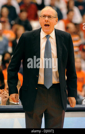 14. November 2010 - Syracuse, New York, Vereinigte Staaten von Amerika - Syrakus Cheftrainer Jim Boeheim schreit die Beamten nach einem foul Aufruf gegen die Orange in der ersten Hälfte gegen Canisius. Syrakus führen Canisius 32-29 zur Halbzeit der Carrier Dome in Syracuse, New York. (Kredit-Bild: © Michael Johnson/Southcreek Global/ZUMApress.com) Stockfoto