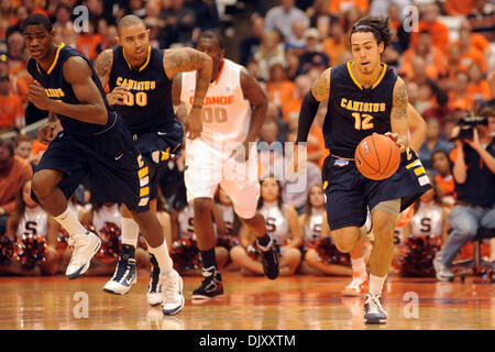 14. November 2010 - Syracuse, New York, Vereinigte Staaten von Amerika - Canisius Golden Griffins Wache Gaby Belardo (12) führt eine erste Halbzeit Tempogegenstoß nach dem stehlen gegen Syrakus. Syrakus führen Canisius 32-29 zur Halbzeit der Carrier Dome in Syracuse, New York. (Kredit-Bild: © Michael Johnson/Southcreek Global/ZUMApress.com) Stockfoto