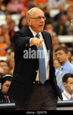 14. November 2010 - Syracuse, New York, Vereinigte Staaten von Amerika - Syrakus Kopf Trainer Jim Boeheim Punkte nach unten Gericht vor seinem Team in der ersten Hälfte gegen Canisius anzuschreien. Syrakus führen Canisius 32-29 zur Halbzeit der Carrier Dome in Syracuse, New York. (Kredit-Bild: © Michael Johnson/Southcreek Global/ZUMApress.com) Stockfoto