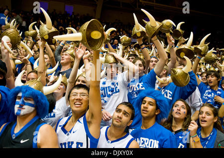 14. November 2010 - Durham, North Carolina, Vereinigte Staaten von Amerika - die Cameron verrückten Partie Pre warm Ups. Herzog schlägt Princeton 97-60 bei Cameron Indoor Stadium Durham NC (Credit-Bild: © Mark Abbott/Southcreek Global/ZUMApress.com) Stockfoto