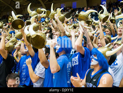 14. November 2010 bereit - Durham, North Carolina, Vereinigte Staaten von Amerika - Cameron Crazies für Princeton. Herzog schlägt Princeton 97-60 bei Cameron Indoor Stadium Durham NC (Credit-Bild: © Mark Abbott/Southcreek Global/ZUMApress.com) Stockfoto