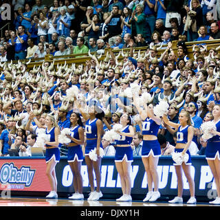 14. November 2010 - wird Durham, North Carolina, Vereinigte Staaten von Amerika - Cameron Indoor wild vor dem Saisonauftakt gegen Princeton. Herzog schlägt Princeton 97-60 bei Cameron Indoor Stadium Durham NC (Credit-Bild: © Mark Abbott/Southcreek Global/ZUMApress.com) Stockfoto