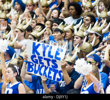 14. November 2010 - Durham, North Carolina, Vereinigte Staaten von Amerika - Cameron Crazies zeigen ein wenig Liebe für Kyle Singler, Duke schlägt Princeton 97-60 bei Cameron Indoor Stadium Durham NC (Credit-Bild: © Mark Abbott/Southcreek Global/ZUMApress.com) Stockfoto