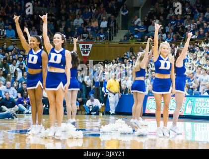 14. November 2010 - Durham, North Carolina, Vereinigte Staaten von Amerika - Duke Cheerleader jubeln während einer Auszeit führen. Herzog schlägt Princeton 97-60 bei Cameron Indoor Stadium Durham NC (Credit-Bild: © Mark Abbott/Southcreek Global/ZUMApress.com) Stockfoto