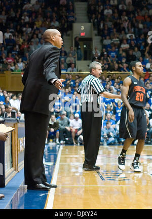 14. November 2010 argumentiert - Durham, North Carolina, Vereinigte Staaten von Amerika - Princeton Cheftrainer Sydney Johnson einen Anruf. Herzog schlägt Princeton 97-60 bei Cameron Indoor Stadium Durham NC (Credit-Bild: © Mark Abbott/Southcreek Global/ZUMApress.com) Stockfoto