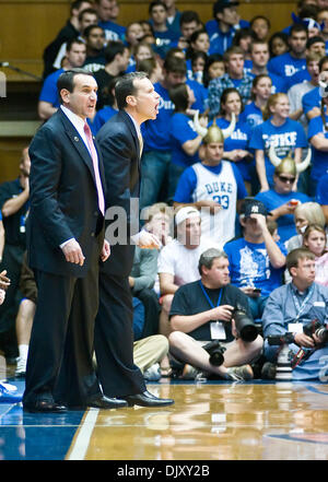 14. November 2010 - Durham, North Carolina, Vereinigte Staaten von Amerika - Duke Head Coach Mike Krzyzewski fordert seine Mannschaft auf. Herzog schlägt Princeton 97-60 bei Cameron Indoor Stadium Durham NC (Credit-Bild: © Mark Abbott/Southcreek Global/ZUMApress.com) Stockfoto