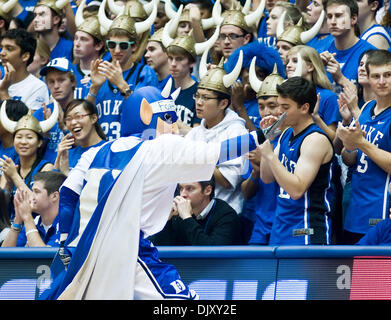 14. November 2010 - Durham, North Carolina, Vereinigte Staaten von Amerika - Duke Maskottchen ruft die Cameron verrückten gehen. Herzog schlägt Princeton 97-60 bei Cameron Indoor Stadium Durham NC (Credit-Bild: © Mark Abbott/Southcreek Global/ZUMApress.com) Stockfoto