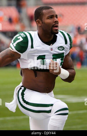 14. November 2010 gespielt - Cleveland, Ohio, Vereinigte Staaten von Amerika - New York Jets Wide Receiver Braylon Edwards (17) vor dem Spiel gegen die Cleveland Browns in Cleveland Browns Stadium in Cleveland Ohio. (Kredit-Bild: © Frank Jansky/Southcreek Global/ZUMApress.com) Stockfoto