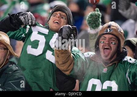 14. November 2010 - Regina, Saskatchewan, Canada - Saskatchewan ehemaliger fans während der Saskatchewan ehemaliger Vs b.c. Lions CFL Semi Finale der Western Spiel im Mosaik-Stadion in Regina. Saskatchewan ehemaliger besiegte die b.c. Lions 41-38 in der Overtime. (Kredit-Bild: © Derek Mortensen/Southcreek Global/ZUMApress.com) Stockfoto