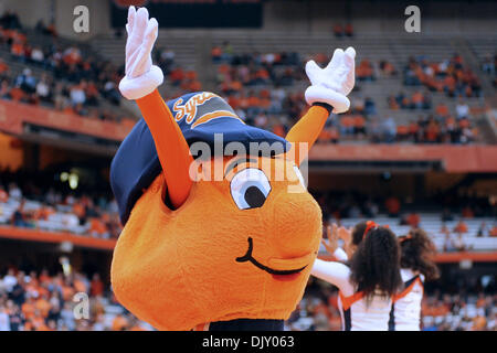 15. November 2010 - Syracuse, New York, Vereinigte Staaten von Amerika - Syrakus-Maskottchen Otto pumpt das Publikum während der Pre-game Einführungen in Syrakus die Niederlage des Canisius 86-67 vor einem Publikum von 20.454 an den Carrier Dome in Syracuse, New York. (Kredit-Bild: © Michael Johnson/Southcreek Global/ZUMApress.com) Stockfoto