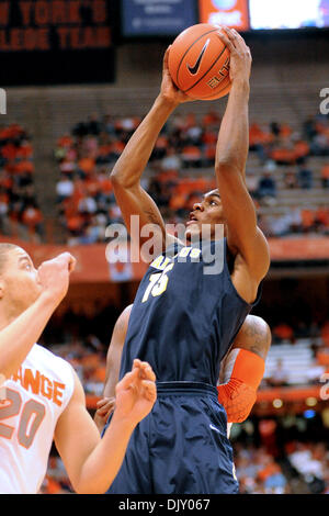 15. November 2010 bewachen - Syracuse, New York, Vereinigte Staaten von Amerika - Canisius Golden Griffins Julius Coles (15) steigt auf den Reifen für den ersten halben Korb gegen Syrakus. Syrakus besiegt Canisius 86-67 vor einem Publikum von 20.454 an den Carrier Dome in Syracuse, New York. (Kredit-Bild: © Michael Johnson/Southcreek Global/ZUMApress.com) Stockfoto