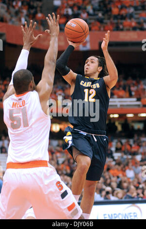 15. November 2010 - Syracuse, New York, Vereinigte Staaten von Amerika - Syrakus besiegt Canisius 86-67 vor einem Publikum von 20.454 an den Carrier Dome in Syracuse, New York. (Kredit-Bild: © Michael Johnson/Southcreek Global/ZUMApress.com) Stockfoto