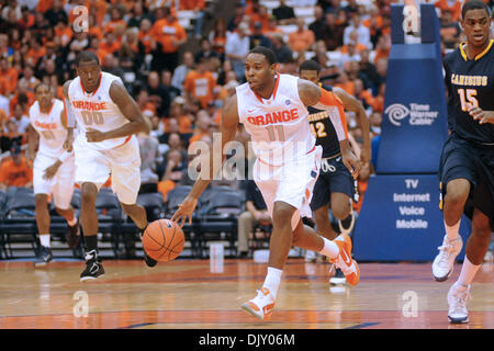 15. November 2010 - Syracuse, New York, Vereinigte Staaten von Amerika - Syracuse Orange bewachen Scoop Jardine (11) führt die Orange bis Hof in der zweiten Hälfte Canisius umdrehen. Syrakus besiegt Canisius 86-67 vor einem Publikum von 20.454 an den Carrier Dome in Syracuse, New York. (Kredit-Bild: © Michael Johnson/Southcreek Global/ZUMApress.com) Stockfoto