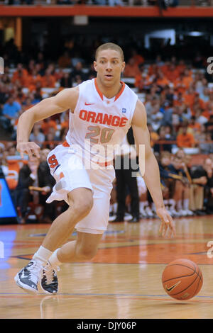 15. November 2010 - Syracuse, New York, Vereinigte Staaten von Amerika - Syracuse Orange Guard Brandon Triche (20) dribbelt den Ball an der Spitze des Schlüssels in der zweiten Hälfte gegen Canisius. Syrakus besiegt Canisius 86-67 vor einem Publikum von 20.454 an den Carrier Dome in Syracuse, New York. (Kredit-Bild: © Michael Johnson/Southcreek Global/ZUMApress.com) Stockfoto