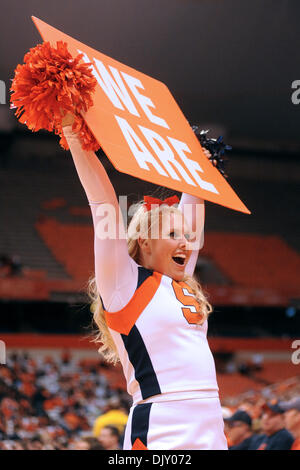 15. November 2010 hält ein Schild, das Publikum zum jubeln in der zweiten Hälfte gegen Canisius bekommen - Syracuse, New York, Vereinigte Staaten von Amerika - A Syrakus Cheerleader. Syrakus besiegt Canisius 86-67 vor einem Publikum von 20.454 an den Carrier Dome in Syracuse, New York. (Kredit-Bild: © Michael Johnson/Southcreek Global/ZUMApress.com) Stockfoto