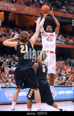 15. November 2010 - Syracuse, New York, Vereinigte Staaten von Amerika - Syracuse Orange vorwärts James Southerland (43) die zweite Hälfte Sprungwurf übernimmt die Canisius-Verteidigung. Syrakus besiegt Canisius 86-67 vor einem Publikum von 20.454 an den Carrier Dome in Syracuse, New York. (Kredit-Bild: © Michael Johnson/Southcreek Global/ZUMApress.com) Stockfoto