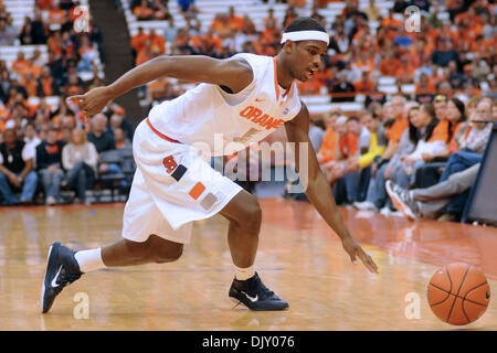 15. November 2010 - Syracuse, New York, Vereinigte Staaten von Amerika - Syracuse Orange vorwärts C.J. Fair (5) Rennen nach einem lockeren Ball in der zweiten Hälfte von Syrakus die Niederlage des Canisius 86-67 vor einem Publikum von 20.454 an den Carrier Dome in Syracuse, New York. (Kredit-Bild: © Michael Johnson/Southcreek Global/ZUMApress.com) Stockfoto