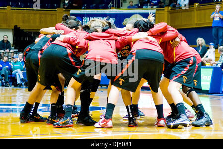 15. November 2010 kauert - Durham, North Carolina, Vereinigte Staaten von Amerika - USC-Team vor dem Spiel sich mit Herzog. Herzog schlägt USC 75-50 bei Cameron Indoor Stadium (Credit-Bild: © Mark Abbott/Southcreek Global/ZUMApress.com) Stockfoto