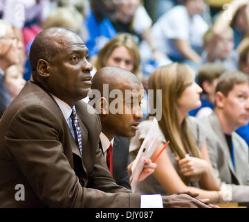 15. November 2010 Uhren - Durham, North Carolina, Vereinigte Staaten von Amerika - USC Trainer Michael Cooper sein Team in der Offensive. Herzog schlägt USC 75-50 bei Cameron Indoor Stadium (Credit-Bild: © Mark Abbott/Southcreek Global/ZUMApress.com) Stockfoto