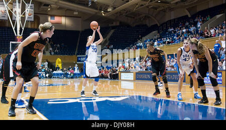 15. November 2010 - Durham, North Carolina, Vereinigte Staaten von Amerika - Duke Guard/Forward Haley Peters (33) an der Freiwurflinie. Herzog schlägt USC 75-50 bei Cameron Indoor Stadium (Credit-Bild: © Mark Abbott/Southcreek Global/ZUMApress.com) Stockfoto