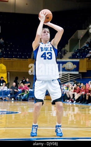 15. November 2010 - Durham, North Carolina, Vereinigte Staaten von Amerika - Duke center Allison Vernerey (43) an der Freiwurflinie für Duke. Herzog schlägt USC 75-50 bei Cameron Indoor Stadium (Credit-Bild: © Mark Abbott/Southcreek Global/ZUMApress.com) Stockfoto