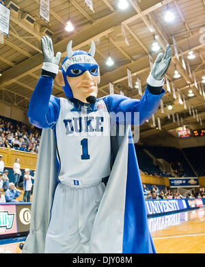 15. November 2010 - Durham, North Carolina, Vereinigte Staaten von Amerika - The Duke Maskottchen Arbeiten der Masse bei Cameron. Herzog schlägt USC 75-50 bei Cameron Indoor Stadium (Credit-Bild: © Mark Abbott/Southcreek Global/ZUMApress.com) Stockfoto