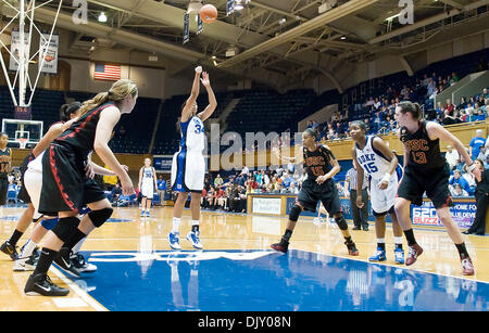 15. November 2010 - Durham, North Carolina, Vereinigte Staaten von Amerika - Duke center Krystal Thomas (34) an der Freiwurflinie für Duke. Herzog schlägt USC 75-50 bei Cameron Indoor Stadium (Credit-Bild: © Mark Abbott/Southcreek Global/ZUMApress.com) Stockfoto