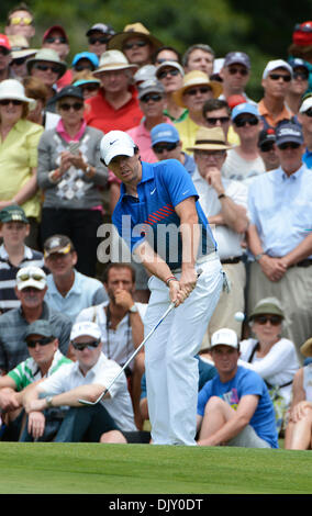 Sydney, Australien. 1. Dezember 2013. Rory McIlroy spielt einen empfindlicheren Chip auf das 2. Loch in den Emiraten Australian Open 2013, Royal Sydney Golf Club Credit: Tony Bowler/Alamy Live News Stockfoto