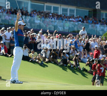 Sydney, Australien. 1. Dezember 2013. Rory McIlroy macht die gewinnende Putt auf dem 18. grün sein kommen von hinten-Sieg bei der Emirate Australier feiern 2013 öffnen. Royal Sydney Golf Club. Bildnachweis: Tony Bowler/Alamy Live-Nachrichten Stockfoto